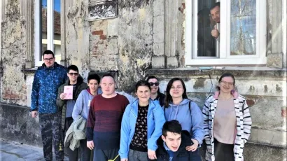 Korakovci ispod novih prozora/Foto: Udruga Korak dalje