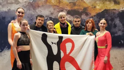 Djevojke s roditeljima u Sloveniji na natjecanju/Foto: Plesni klub H8