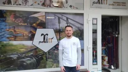 Dario Orozović ispred svog dućana u Pakracu/Foto: Pakrački list