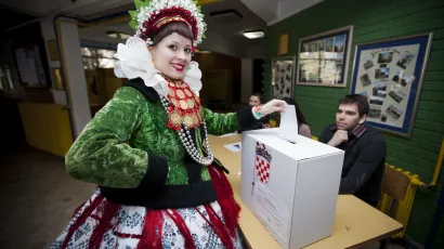 - 2012. U FOTOGRAFIJAMA CROPIX-A -Osijek, Bizovac, 220112.OS Bratoljuba Klaica. Referendum o pristupanju Republike Hrvatske u Europsku uniju.Na fotografiji: Kristina Pejakovic iz Bizovca, ucenica II Gimnazije u Osijeku i odmalena clanica KUD Bizovac, na referendum je dosla u slinganoj narodnoj nosnji staroj osamdeset godina. Kristina je na raznim smotrama narodnih obicaja vise puta proglasena najljepsom djevojkom a za ovu prigodu bilo joj je potrebno sat vremena za oblacenje. Kristina nije zeljela otkriti rezultat svog glasovanja Foto: Vlado Kos/CROPIX