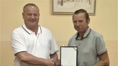 Načelnik Josip Stjepanović uručio je Antunu Vargi plaketu/Foto: Općina Dežanovac