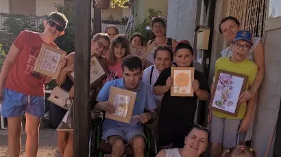 Korakovci sa svojim umjetničkim djelima/ Foto: Udruga Korak dalje