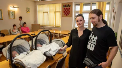 Milena Zailac, s malenim blizancima i suprugom/ Foto: Predrag Uskoković/Grad Daruvar