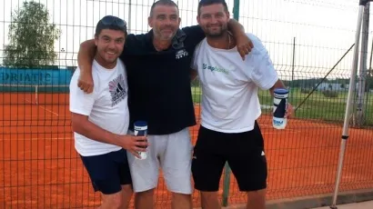 Ivan Fričer (lijevo) i Matija &Scaron;imunović (desno) odnijeli su nagradu za najuređeniji par na turniru/Foto: Domagoj Ajman/Pakrački list