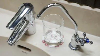 Sangaj, 121211.NR Kina je trenutno najbrze rastuca ekonomija svijeta, a akumulirala je golema monetarna sredstva kojima ima moc pomagati drzavama koje su upale u ekonomske poteskoce ukljucujuci SAD i EU.Na slici: svaka soba ima posebnu slavinu za pitku vodu.Foto: Darko Tomas/CROPIX