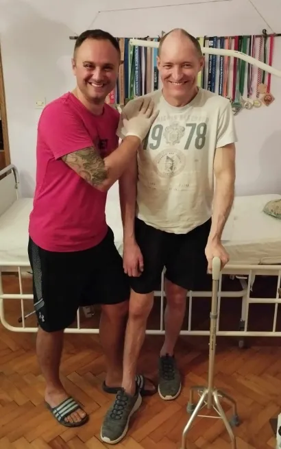 Enizu je nakon dolaska kući puno pomogao i fizioterapeut Milan Vereb Mićo/Foto: Privatni