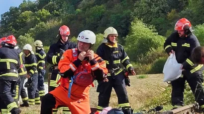 Vatrogasci pune vreće s pijeskom, HGSS-ovci se istovremeno pripremaju za akciju/Foto: Nikica Puhalo/MojPortal.hr