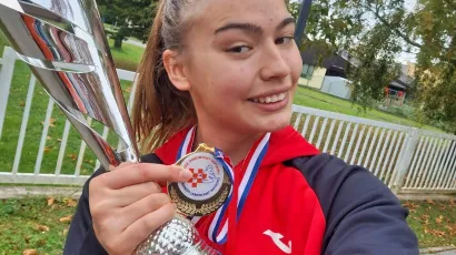Ponosna Ela Jelić pozira s medaljom i peharom/Foto: Privatni album