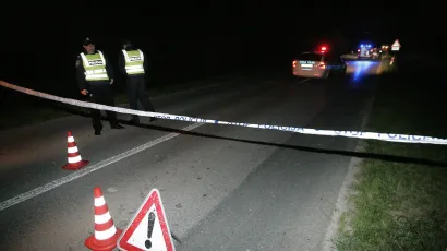 Rakitovica, 200413.<br>Oko 20:20 sati doslo je do teske prometne nesrece u selu Rakitovica kod Donjeg Miholjca. Policijski ocevid je u tijeku, no nesluzbena informacija je da su dvije osobe smrtno stradale. Navodno je doslo do sudara izmedju traktora, automobila i kolone motocikala.<br>Na fotografiji: policijski ocevid.<br>Foto: Vlado Kos/CROPIX