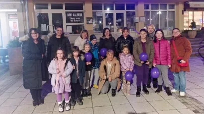 Palčiči i Palčice s mamam ispred daruvarske gradske uprave/ Foto: Tomislav Kukec/MojPortal.hr