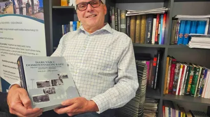 Ivan Žuger s knjigom "Daruvar u Domovinskom ratu"/Foto: Nikica Puhalo/MojPortal.hr
