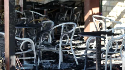 Zadar, 080915.Iz jos neutvrdjenih razloga, nocas je na mjesnoj plazi Iza Banja planuo kafic Plaza u Sv. Filipu i Jakovu. Dojava o pozaru zaprimljena je u 1.31 nakon cega su vatru ugasili vatrogasci JVP-a Biograd i Sv. Filip i Jakov.Kafic u vlasnistvu 48-godisnjaka u potpunosti je izgorio, a tijekom jutra se obavlja ocevid radi utvrdjivanja uzroka nastanka pozara.Foto: Jure Miskovic/CROPIX