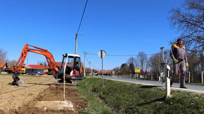 Radnici Darkoma pripremaju teren za nogostup/Foto: Nikica Puhalo