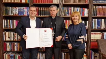 Nadbiskup Tomo Vi&scaron;kić dodijelio je povelju Gradu Bjelovaru/ Foto: Grad Bjelovar