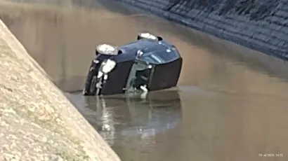 Vozačica je sletjela u rijeku u centru Sirača/ Foto: Čitatelj
