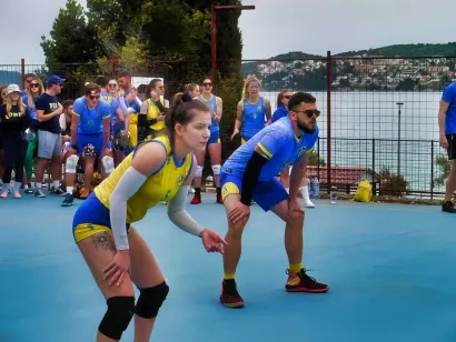 Tonka Vacka igra odbojku/