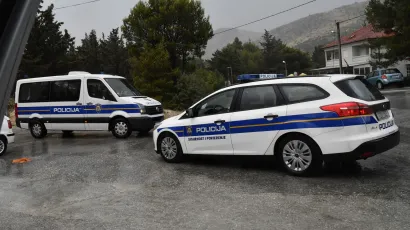 Mlada je osoba zaradila prekr&scaron;ajni nalog jer je uhvaćena u kr&scaron;enju samoizolacije/Foto: Josko Ponos/CROPIX
