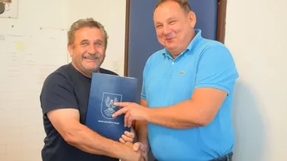 Gradonačelnik Zlatko Mađeruh potpisao je ugovor s izvođačem radova/Foto: Grad Grubi&scaron;no Polje