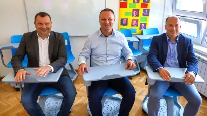 Gradonačelnik Damir Lneniček, župan Marko Maru&scaron;ić i zamjenik župana Sa&scaron;a Lukić u &scaron;kolskim klupama/Foto: BBŽ