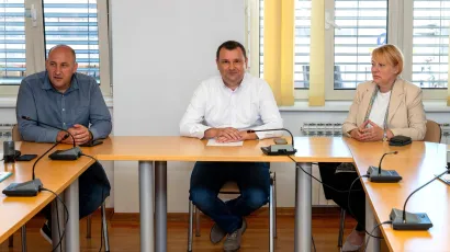 Vladimir Bilek, Damir Lneniček i Vanda Cegledi/Foto: Predrag Uskoković/Grad Daruvar