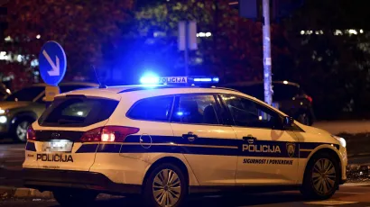 Zagreb, 081121.Krizanje Vukovarske i Ivana Lucica.Na obiljezenom pjesackom prijelazu osobno vozilo naletjelo je na pjesaka.Na fotografiji: prometna nesreca u Vukovarskoj.Foto: Damir Krajac/CROPIX  