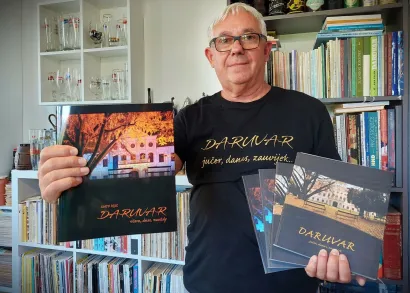 Daruvarski kroničar Mato Pejić sa svježe otisnutim češki izdanjem monografije/Foto: Privatni album