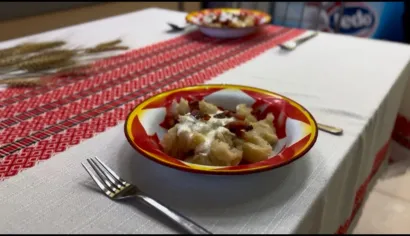 Marljivi učenici su za Podravkin natječaj pripremili i prezentirali jedno tradicionalno jelo - bijele žgance s kiselim vrhnjem, prženom slaninom i prženim lukom/Foto: Srednja škola August Šenoa Garešnica