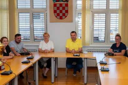 Gradonačelnik Damir Lneniček i zamjenica Vanda Cegledi primoli su danas DA-ME u Velikoj vijećnici/Foto: Predrag Uskoković/Grad Daruvar
