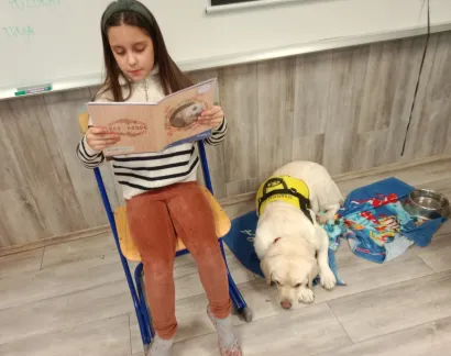 Djevojčica Nela čita Luni/Foto: Privatni album
