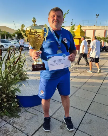 Željko Kljajić s peharom u Portugalu /Foto: Privatni album