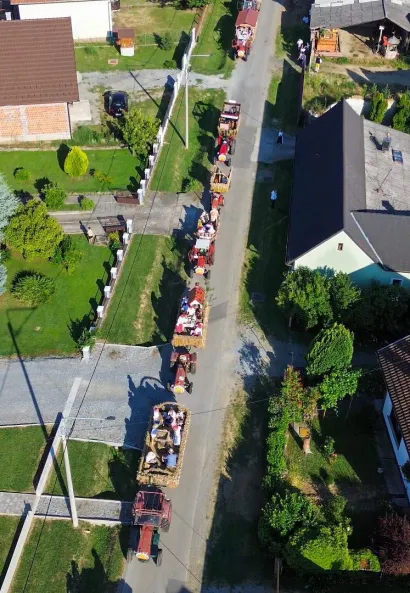 Povorka u Kaptolu snimljena iz zraka/Foto: Saša Selihar/Crane Works