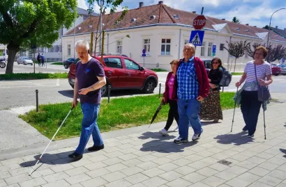  Daruvarčani su upoznali prepreke slijepih u šetnji kroz grad/ Foto: Tomislav Kukec/ MojPortal.hr