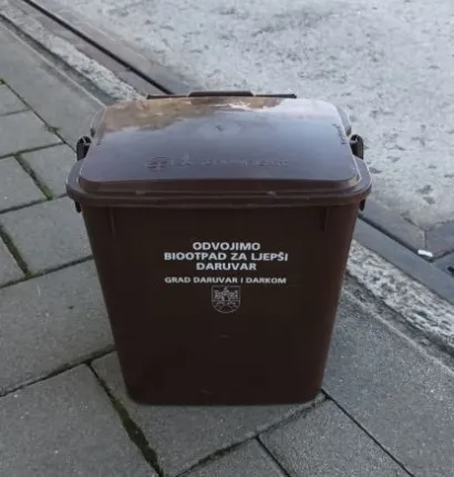 Građani u reciklažnom dvorištu besplatno mogu dobiti i malu kanticu od 10 litara za prikupljanje biootpada/Foto: Darkom Daruvar