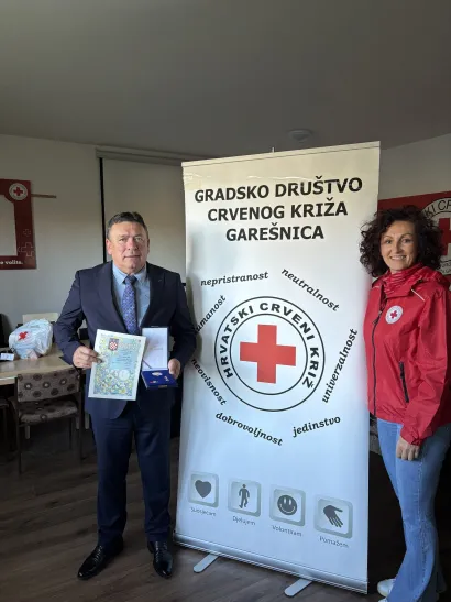 osip i ravnateljica Gradskog društva Crvenoga križa Garešnica/Foto: Crveni križ Garešnica
