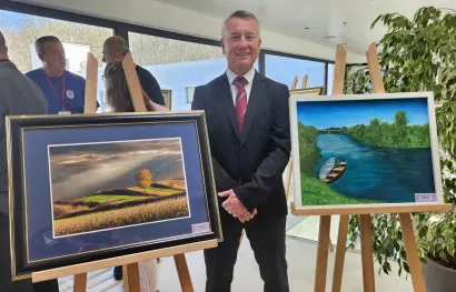 voditelj Veteranskog centra Daruvar s dijelom doniranih umjetničkih djela/Foto: Nikica Puhalo/MojPortal.hr