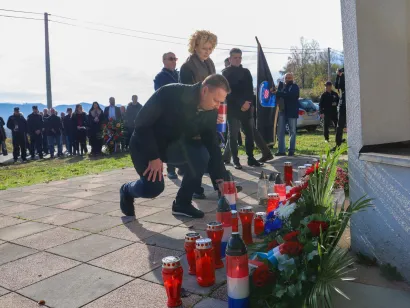 Žrtvama su se poklonili i župan Marušić i dožupanica Jungić/Foto: BBŽ