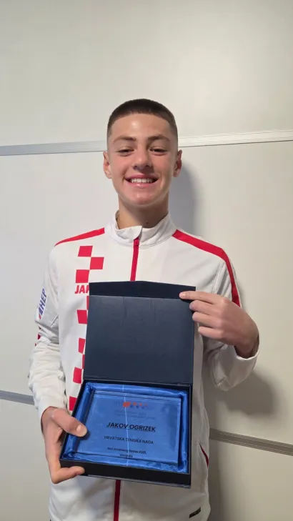 Jakov sa svojim najnovijim priznanjem/Foto: Teniski klub Feniks Daruvar