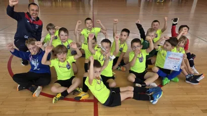 Najmlađi daruvarski nogometaši sa svojim trenerom Grgom Kašljevićem/Foto: HNK Daruvar