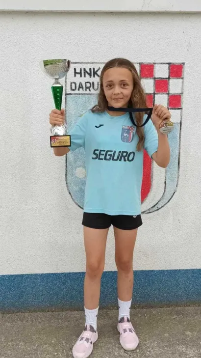 Mihaela već godinama skuplja pehare i medalje/Foto: Privatni album