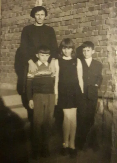 Dinko, sestra Neda i brat Ante s majkom/Foto: Privatni album 