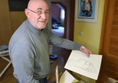 Dinko pokazuje nacrt koji mu je poslužio da od VW "bube" napravi kabriolet/Foto: Privatni album