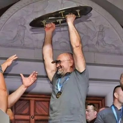 S lađarskim štitom u Metkoviću/Foto: Privatni album