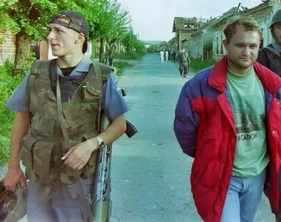 Oliver Ivanović sa zarobljenim Mađarom tijekom akcije Bljesak/Foto: Privatni album