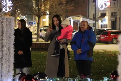 Na paljenju prve adventske svijeće okupilo se mnoštvo građana/Foto: Pakrački list