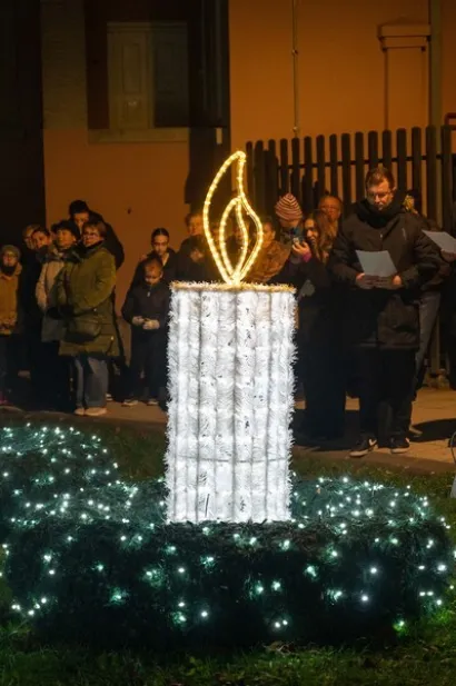 Zasjala je prva adventska svijeća/Foto: Predrag Uskoković