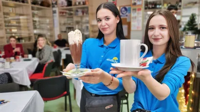 Lorena Jaković i Tea Matić u kafiću "Nedovoljan"/Foto: Nikica Puhalo/MojPortal.hr