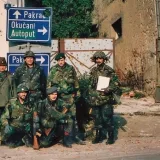 U centru Lipika nakon oslobođenja stoje (s lijeva) Davor Franješević, Emir Delić Riba, Predrag Marić Toco, a čuće Josip Straga i Mladen Ivošević/Izvor: Knjiga "Kako se branio Lipik"