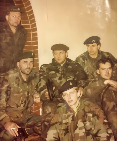 Mladen (sasvim desno) sa suborcima u Zapovjedništvu 1991. godine. Stoji Đuro Straga, a s lijeva na desno sjede Josip Straga Bepi, Blaško Skender, Emir Delić Riba te Vinko Delić/Izvor: Knjiga "Kako se branio Lipik"