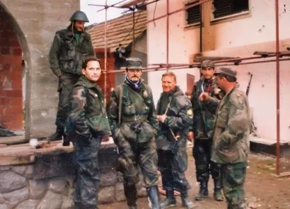 Ispred punkta Zmija 35 u Crkvenoj uliici u Lipiku. S lijeva: Zdravko Šimunović, Mladen Ivošević, Stjepan Klasnić, Pero Stokić i Tihomir Dudaš Tihi/Izvor: Knjiga "Kako se branio Lipik"