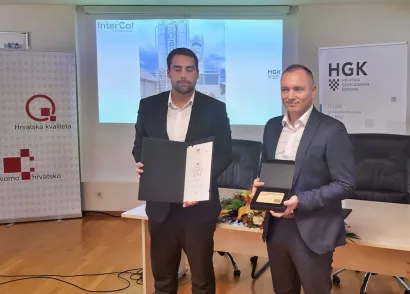 Član Uprave tvrtke InterCalCroatia Mihael Polenus (desno) sa Zlatnom kunom/Foto: InterCalCroatia